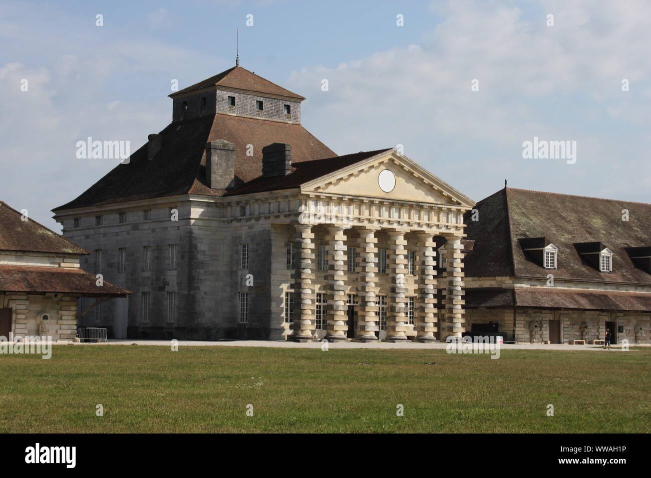 Vue de la maison du directeur conçu par Ledoux à la Saline royale (la saline royale) à Arc-et-Senans Banque D'Images Vue de la maison du directeur conçu par Ledoux à la Saline royale (la saline royale) à Arc-et-Senans Banque D'Images