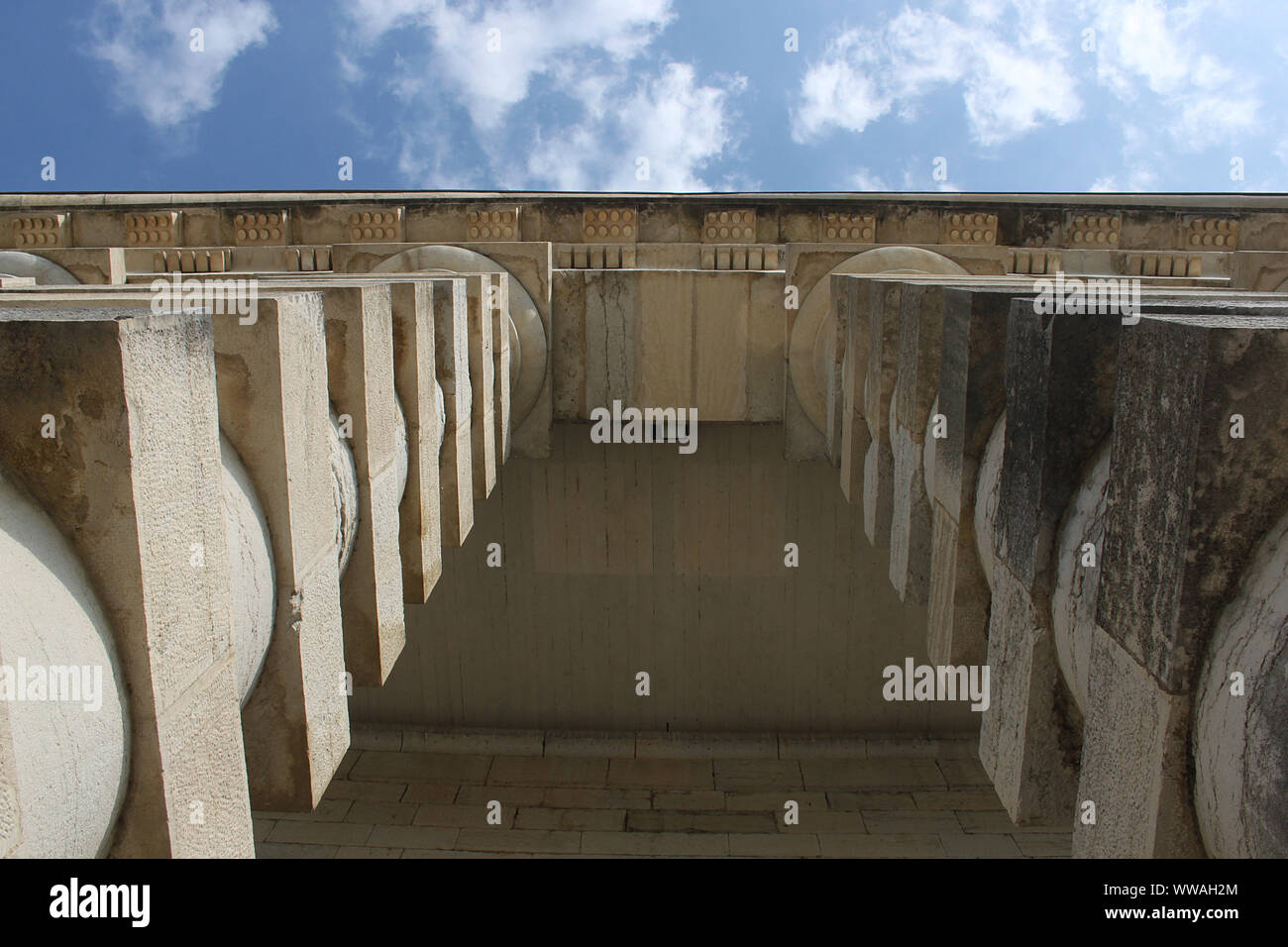 Colonnes en face de la maison du directeur à la Saline royale (la saline royale), conçu par l'architecte Ledoux à Arc-et-Senans, France Banque D'Images Colonnes en face de la maison du directeur à la Saline royale (la saline royale), conçu par l'architecte Ledoux à Arc-et-Senans, France Banque D'Images