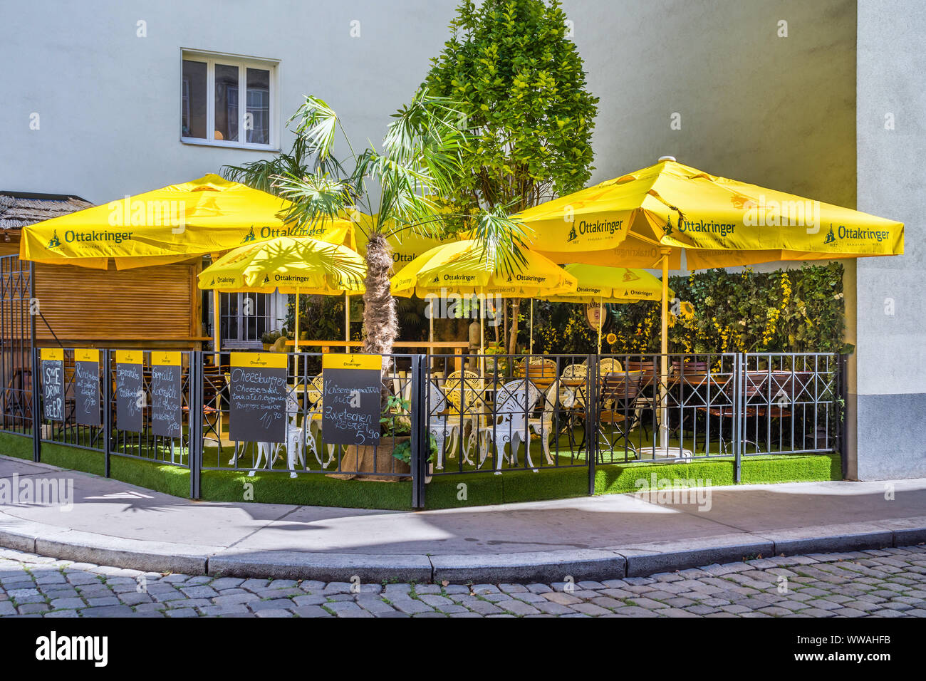Des parasols de marque "Ottakringer au café de plein air restaurant jardin - Vienne, Autriche. Banque D'Images