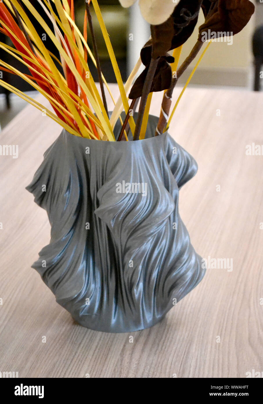 Un vase gris imprimé sur une imprimante 3d se dresse sur une table à  l'intérieur de près. Moderne Progressive technologies d'additifs 4.0  révolution industrielle Photo Stock - Alamy