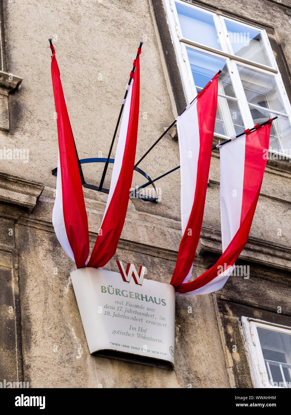 Drapeaux autrichien étendus dehors ou bureaux gouvernementaux officiels - Vienne, Autriche. Banque D'Images