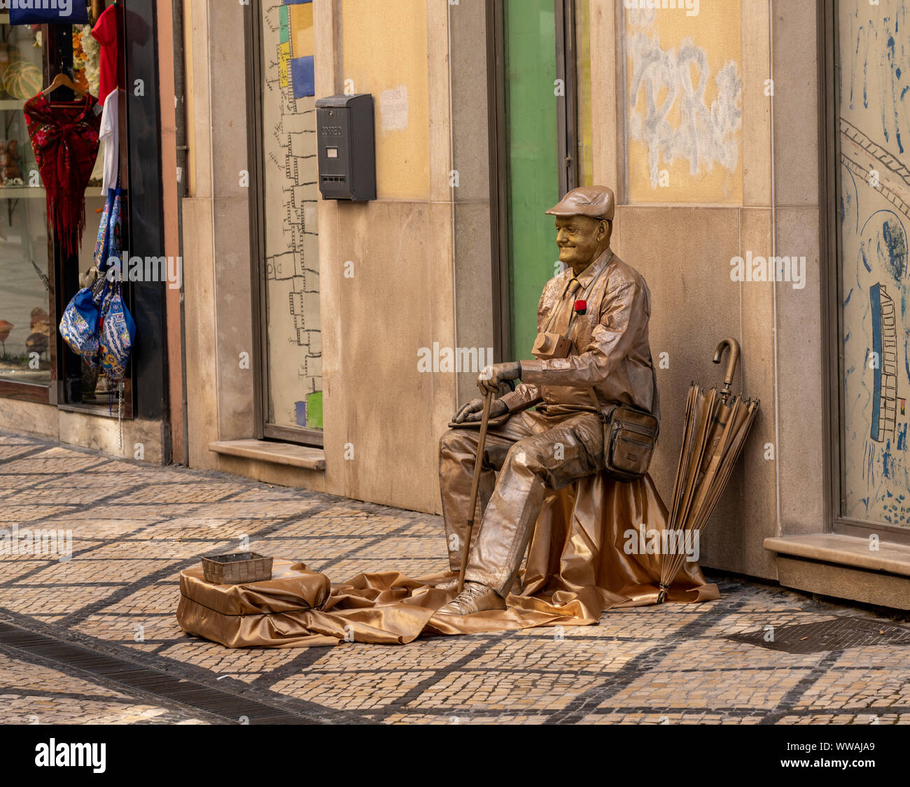 Acteur statue vivante dans les rues de Coimbra au Portugal Banque D'Images