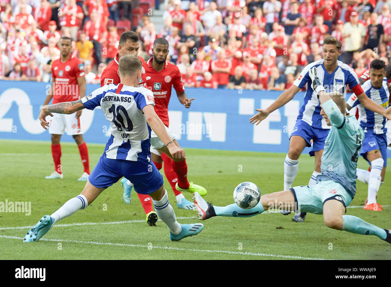 Mainz, Allemagne. 14Th Sep 2019. Soccer : Bundesliga FSV Mainz 05 - Hertha Berlin, 4e journée dans l'Opel Arena. Mainz gardien Robin Zentner fends off une attaque par joueur Berlin Ondrej Duda. Crédit : Thomas Frey/DPA - NOTE IMPORTANTE : en conformité avec les exigences de la DFL Deutsche Fußball Liga ou la DFB Deutscher Fußball-Bund, il est interdit d'utiliser ou avoir utilisé des photographies prises dans le stade et/ou la correspondance dans la séquence sous forme d'images et/ou vidéo-comme des séquences de photos./dpa/Alamy Live News Banque D'Images