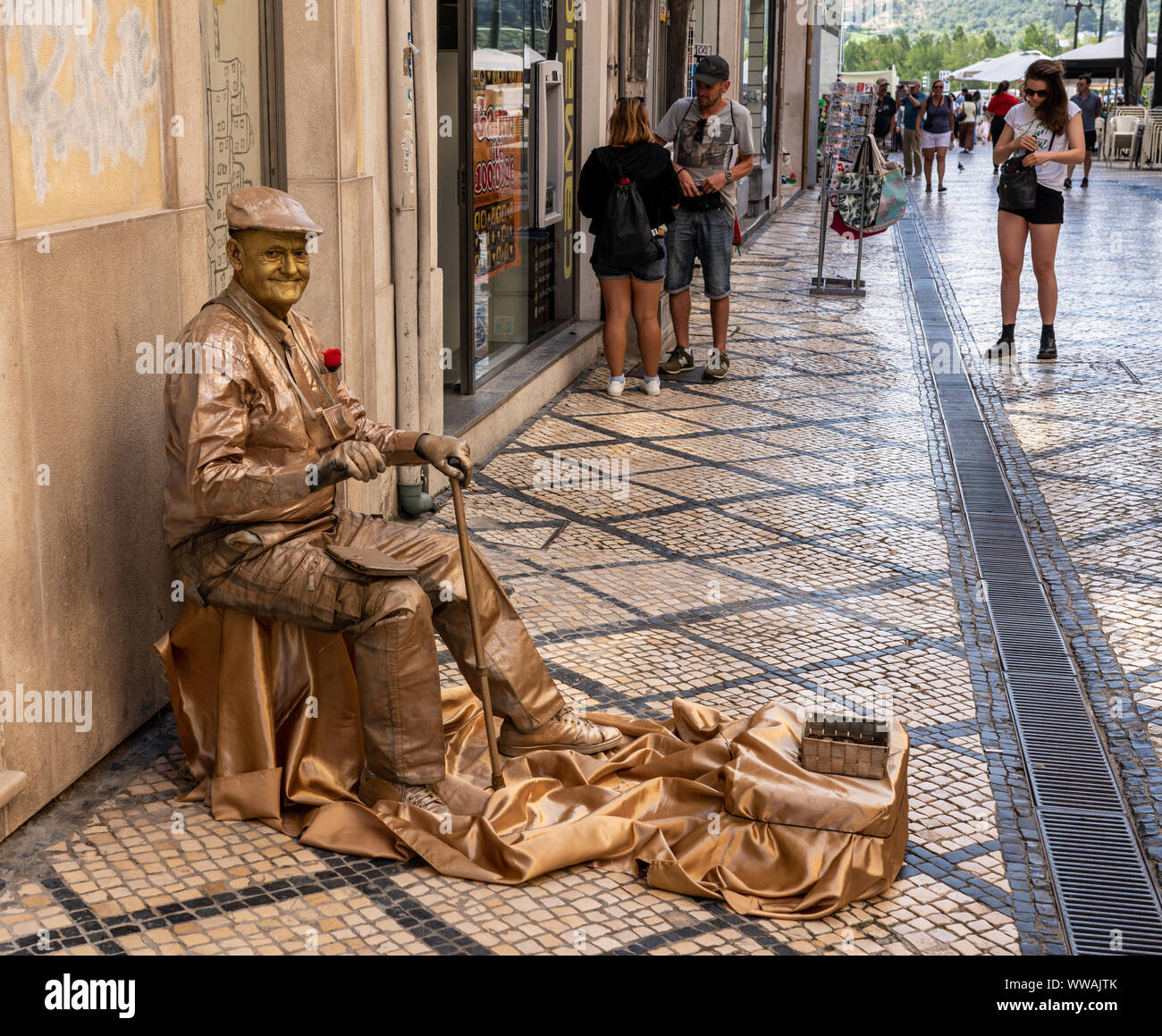 Acteur statue vivante dans les rues de Coimbra au Portugal Banque D'Images