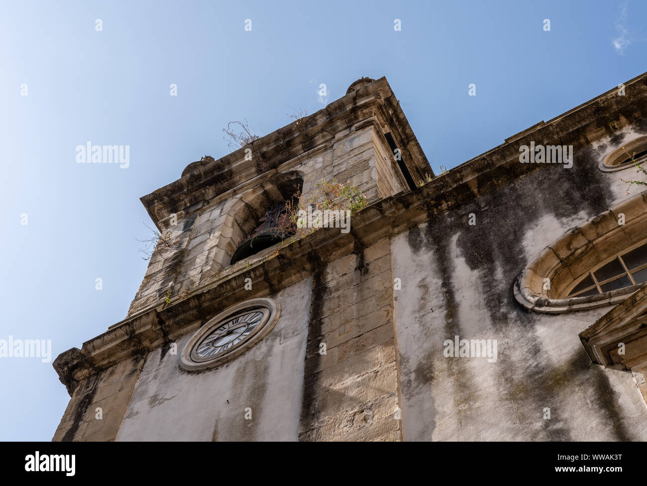Clocher en ruine de St Bartholomew church à Coimbra Banque D'Images