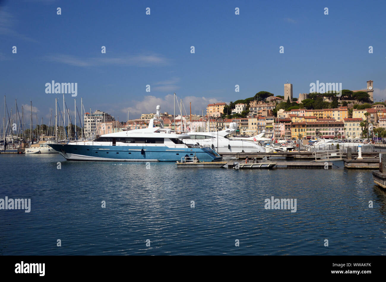 L'horloge/Clocher de l'église Notre Dame de l'Esperance du port dans la vieille ville de Cannes, Côte d'Azur, France, Union européenne. Banque D'Images