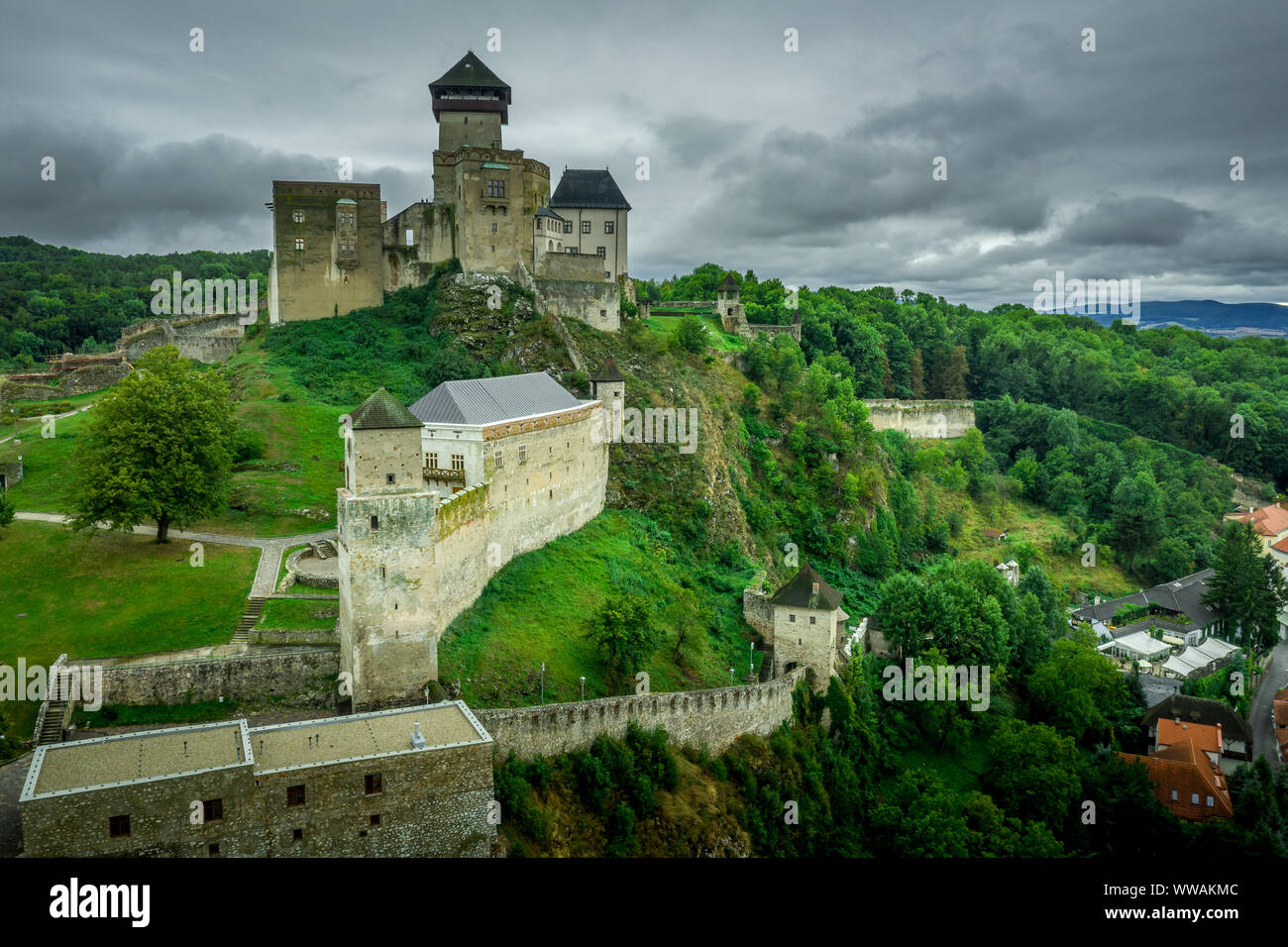 Panorama de l'antenne au-dessus du château de Trencin en Slovaquie avec la rivière Vah ciel dramatique Banque D'Images