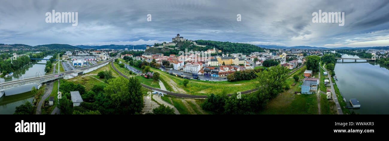 Panorama de l'antenne de Bratislava et le centre-ville de château un jour de pluie en Slovaquie Banque D'Images