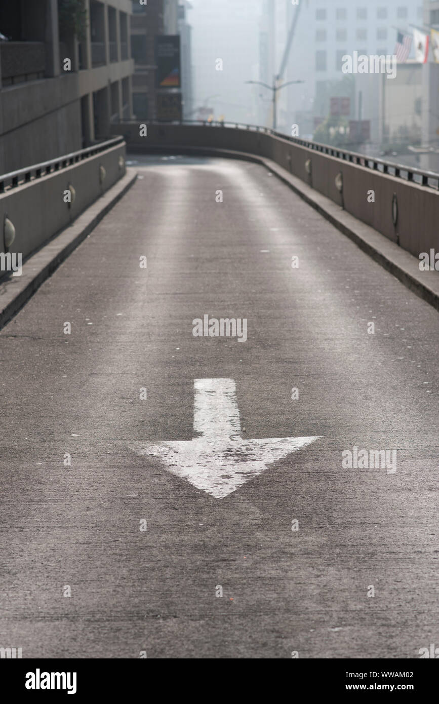 San Francisco, Californie - 17 novembre 2018 : Une flèche dirige un garage de stationnement de voitures à San Francisco's Union Square. Banque D'Images