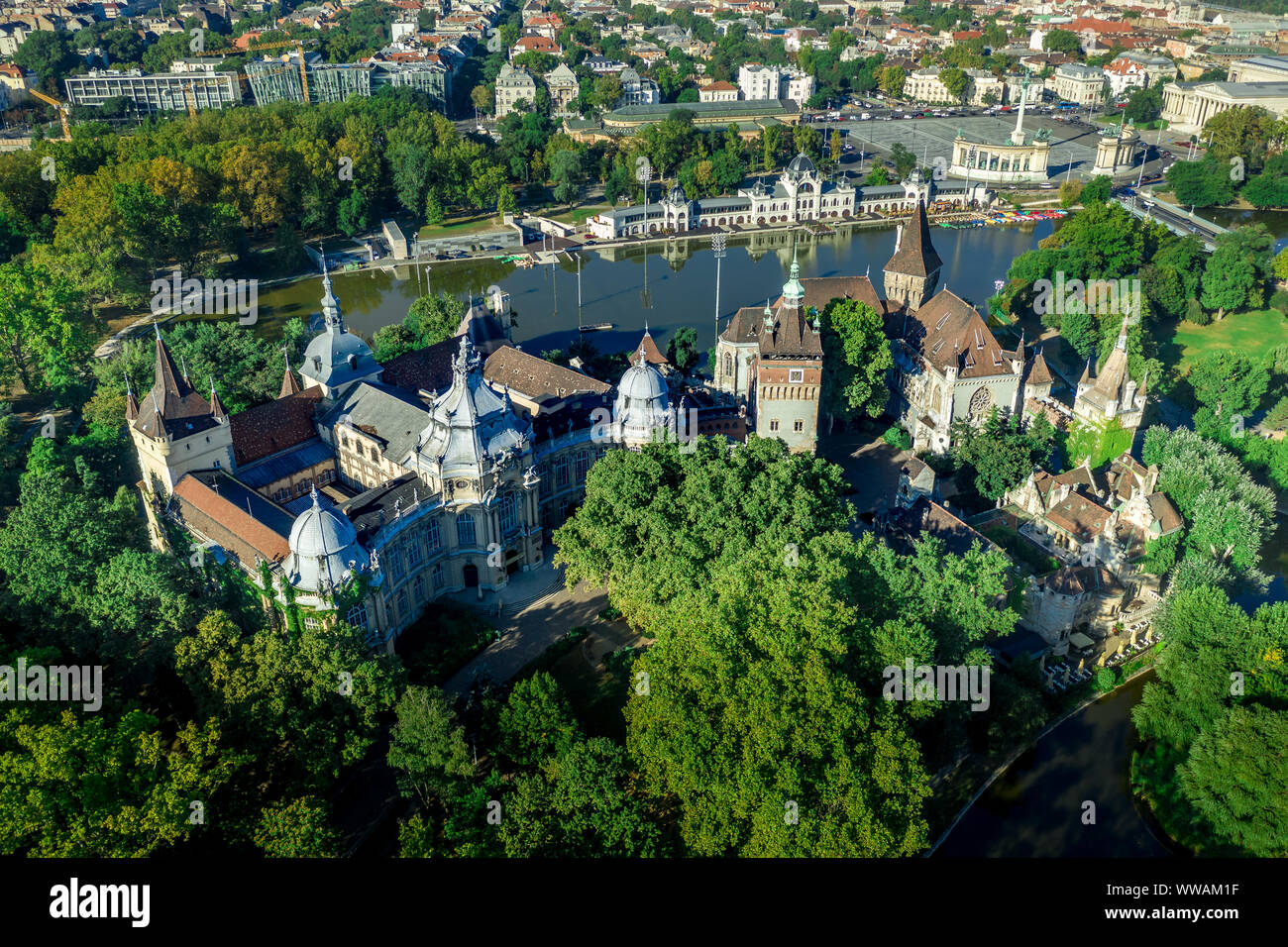 Vue aérienne du château de Vajdahunyad Varosliget dans près de la Place des Héros à Budapest Hongrie Banque D'Images