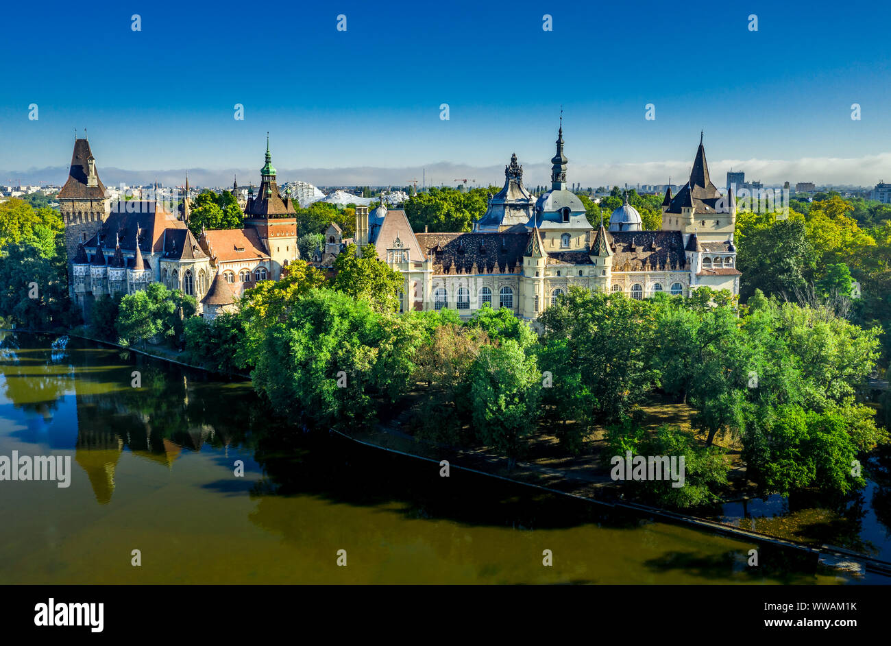 Vue aérienne du château de Vajdahunyad Varosliget dans près de la Place des Héros à Budapest Hongrie Banque D'Images