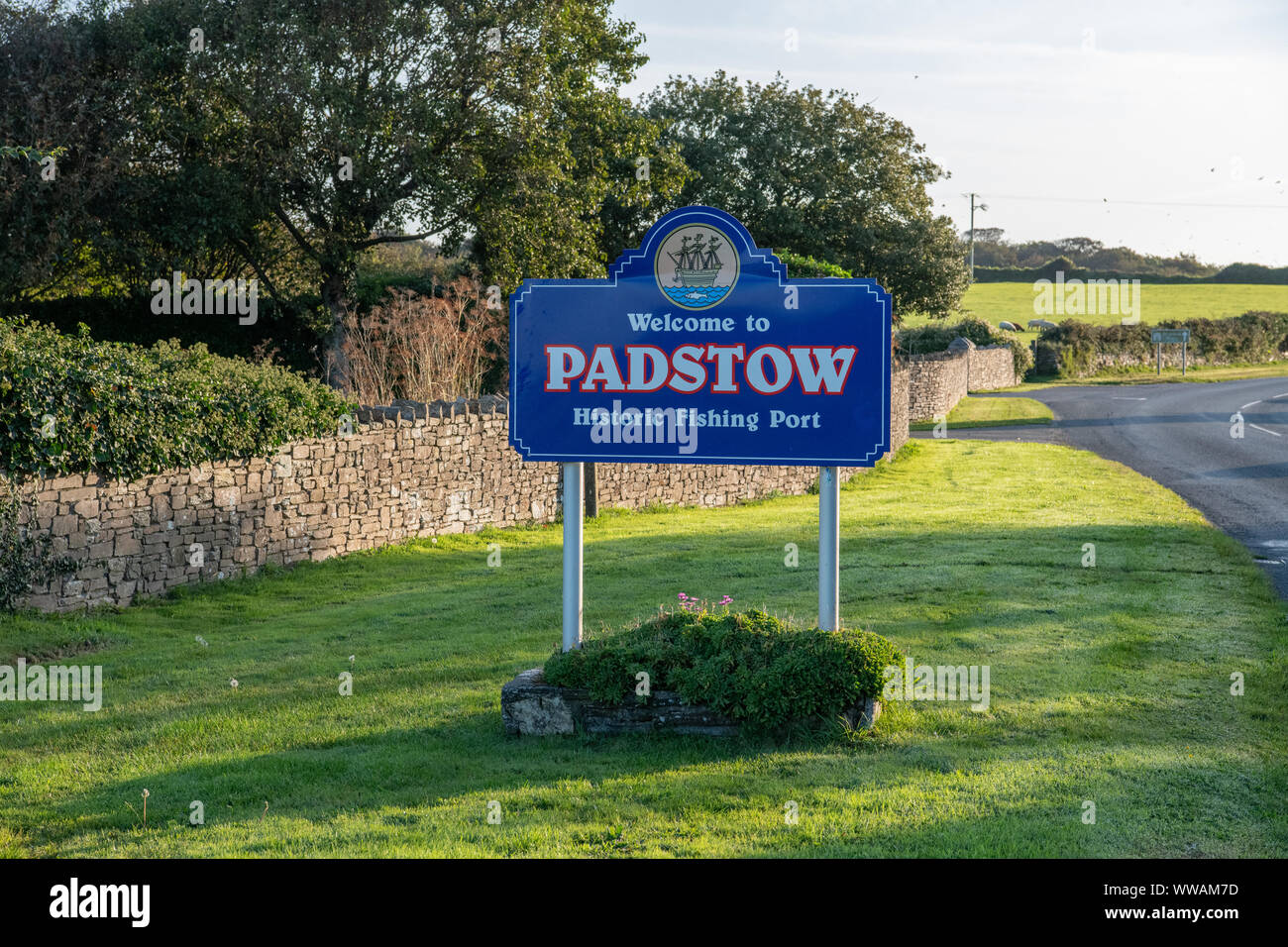 Bienvenue au panneau de rue Padstow sur la route principale Padstow, Cornwall, Angleterre, Royaume-Uni Banque D'Images