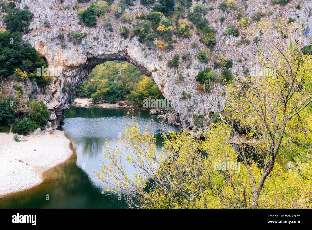 Pont d'arc avec la rivière Ardèche, Rhône-Alpes, France Banque D'Images