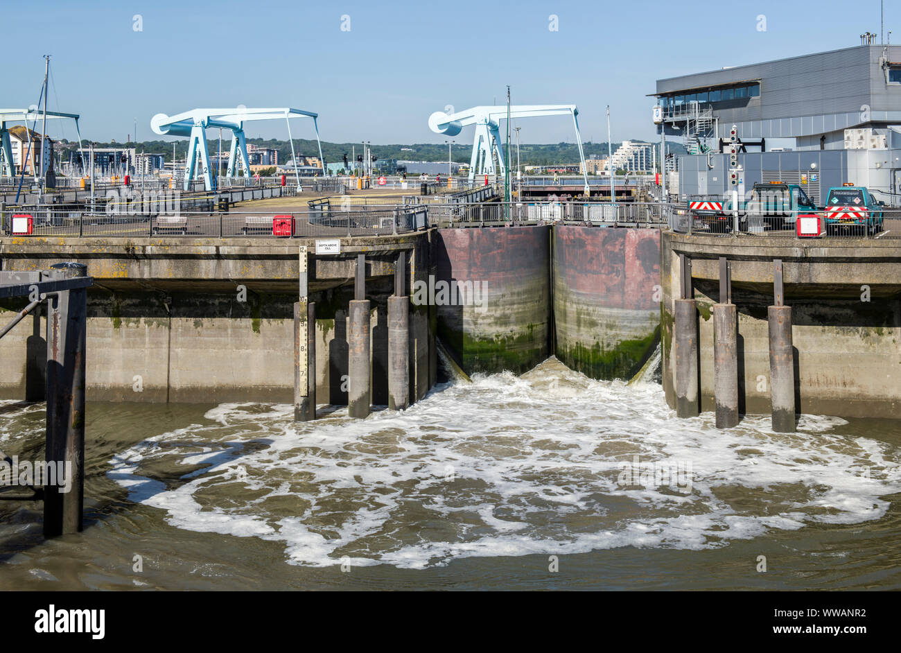 L'eau est libéré grâce à l'une des portes de l'écluse à Cardiff Bay avant de relâcher les bateaux sur le canal de Bristol Banque D'Images