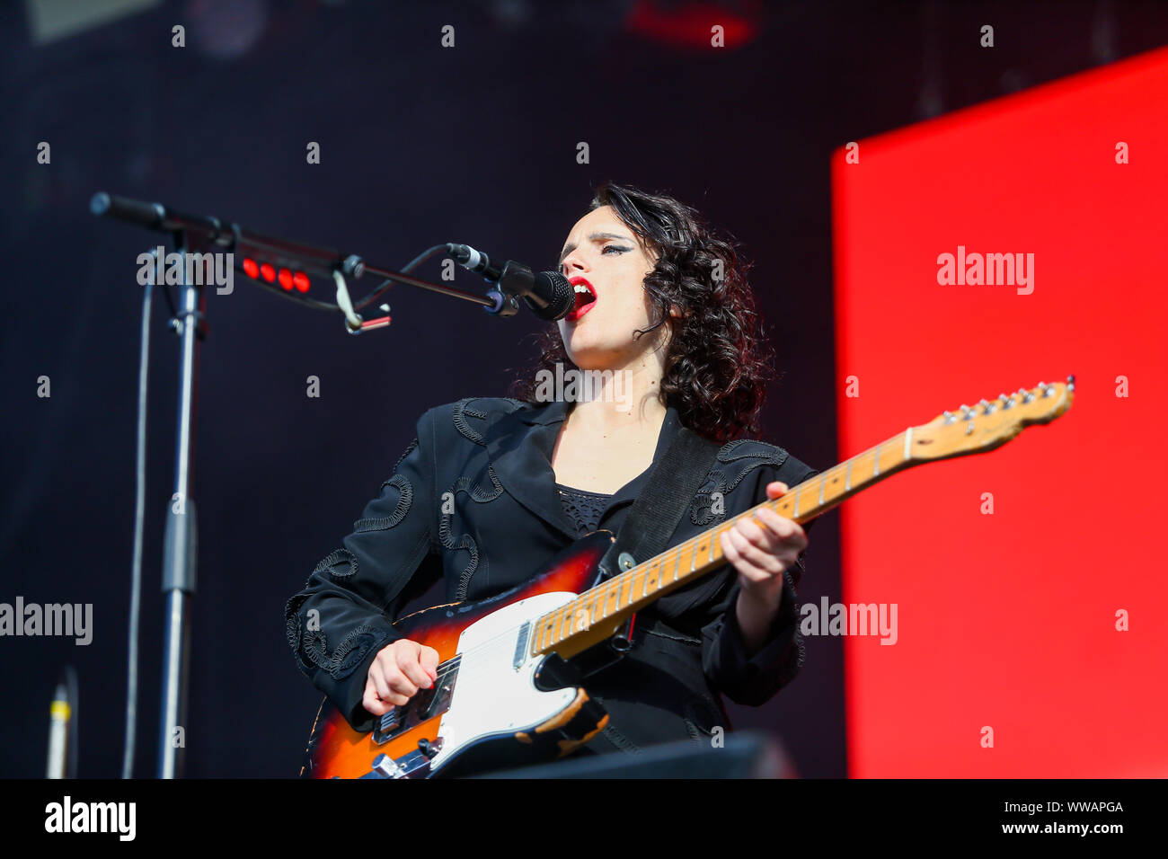 Birmingham, UK. 14Th Sep 2019. Le chanteur et guitariste Anna Calvi apparaît sur scène Banque D'Images