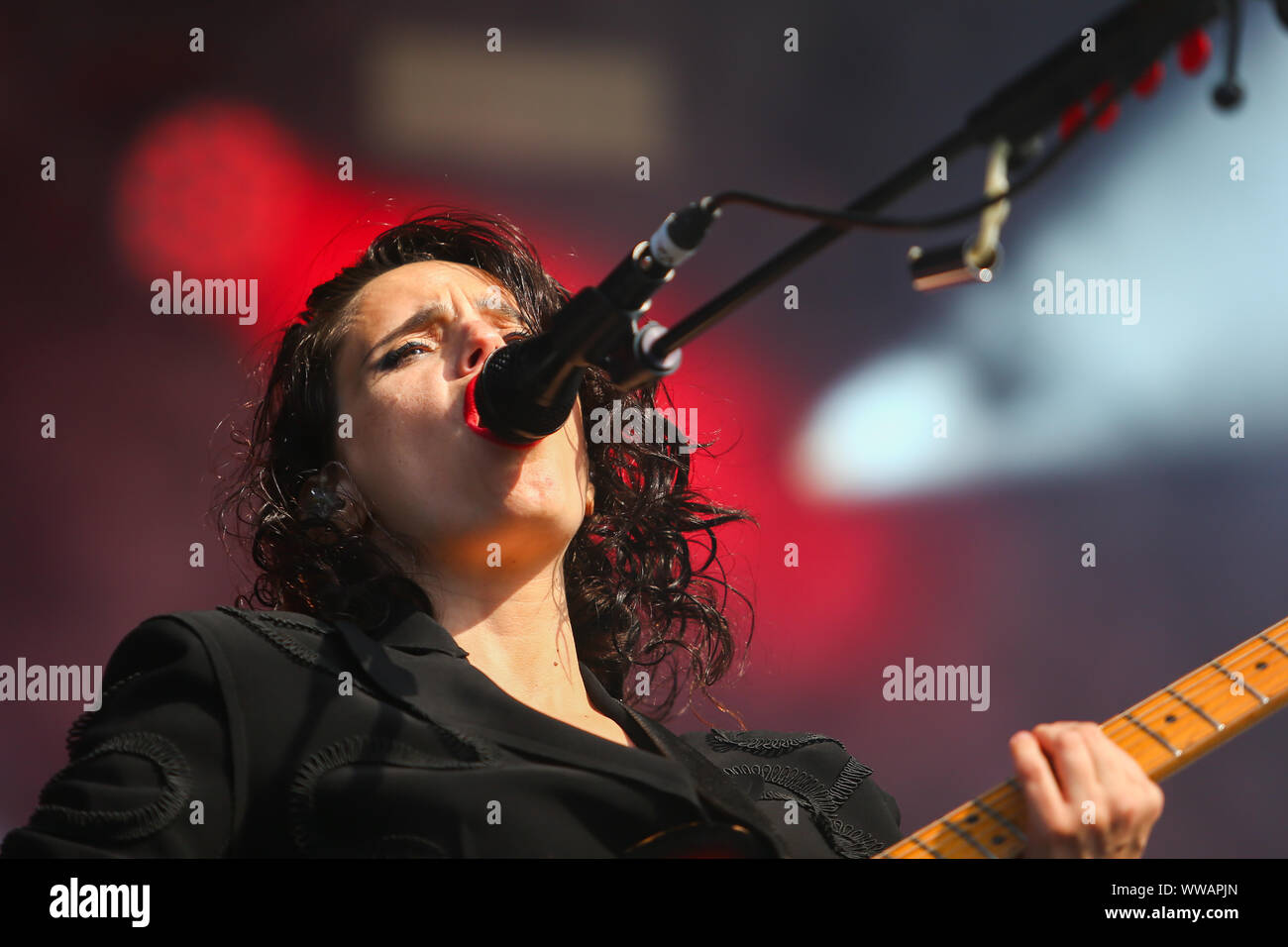 Birmingham, UK. 14Th Sep 2019. Le chanteur et guitariste Anna Calvi apparaît sur scène Banque D'Images