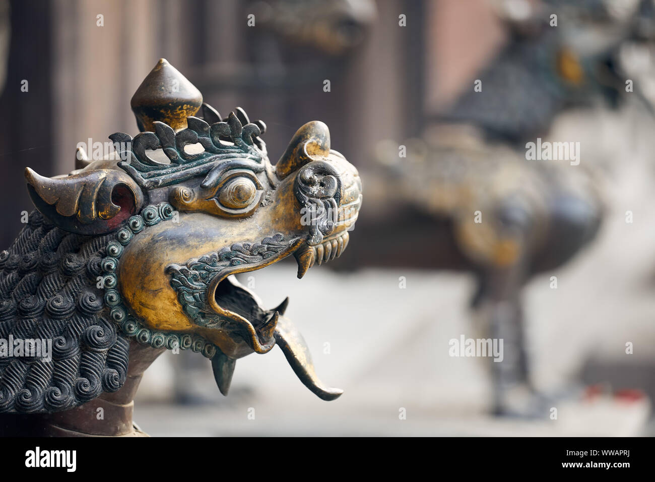 Ancienne statue de dragon dans un temple bouddhiste de Katmandou, Népal Banque D'Images Ancienne statue de dragon dans un temple bouddhiste de Katmandou, Népal Banque D'Images