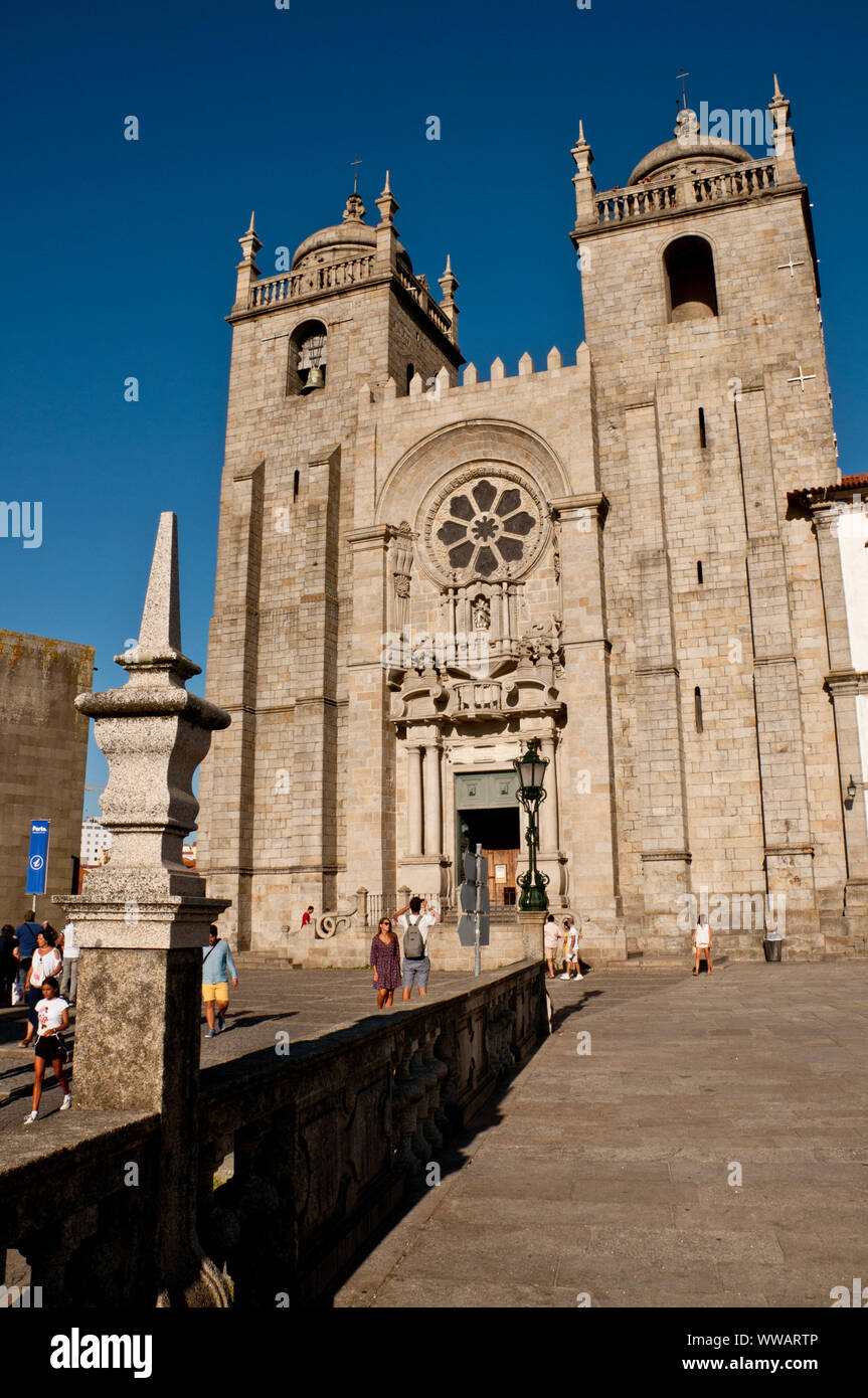 Façade de la cathédrale de Porto, Portugal. Banque D'Images