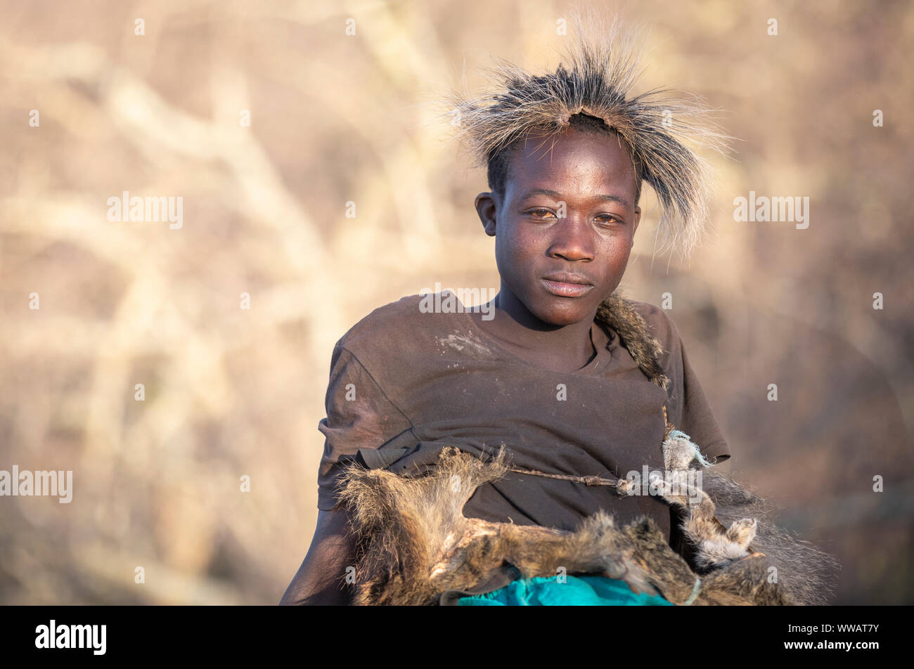 Lake Eyasi, Tanzanie, 12 Septembre 2019 : l'homme en costume traditionnel Hadzabe dans une nature Banque D'Images