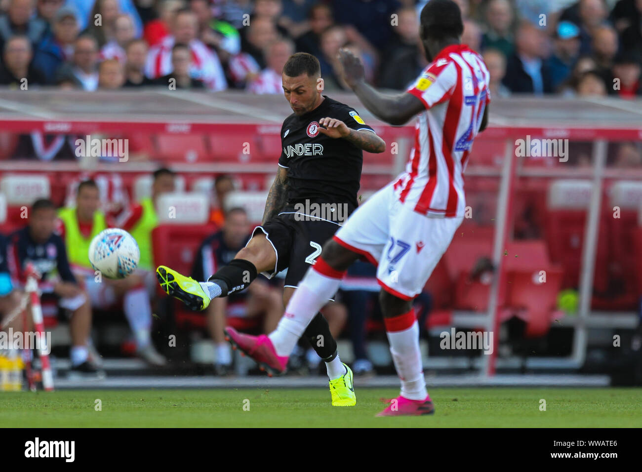 Stoke On Trent, Royaume-Uni. 14Th Sep 2019. Bristol City defender Jack Hunt (2) traverse la balle dans la surface de réparation Stoke City Stoke City passé Badou Ndiaye au poste (27) au cours de l'EFL Sky Bet Championship match entre Stoke City et la ville de Bristol au stade de bet365, Stoke-on-Trent, Angleterre le 14 septembre 2019. Photo par Jurek Biegus. Usage éditorial uniquement, licence requise pour un usage commercial. Aucune utilisation de pari, de jeux ou d'un seul club/ligue/dvd publications. Credit : UK Sports Photos Ltd/Alamy Live News Banque D'Images