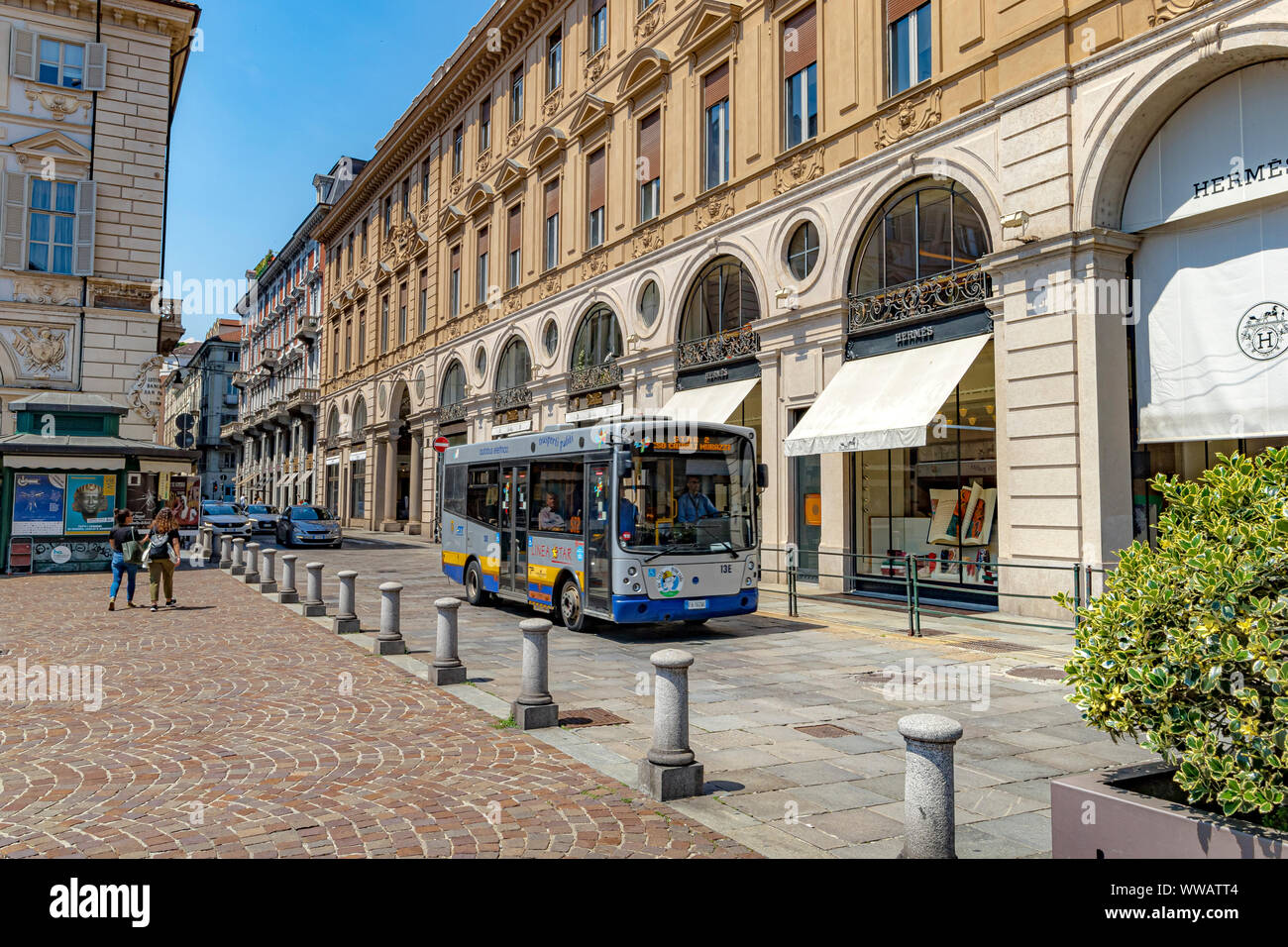 Un petit bus à Piazza San Carlo Turin, Italie Banque D'Images