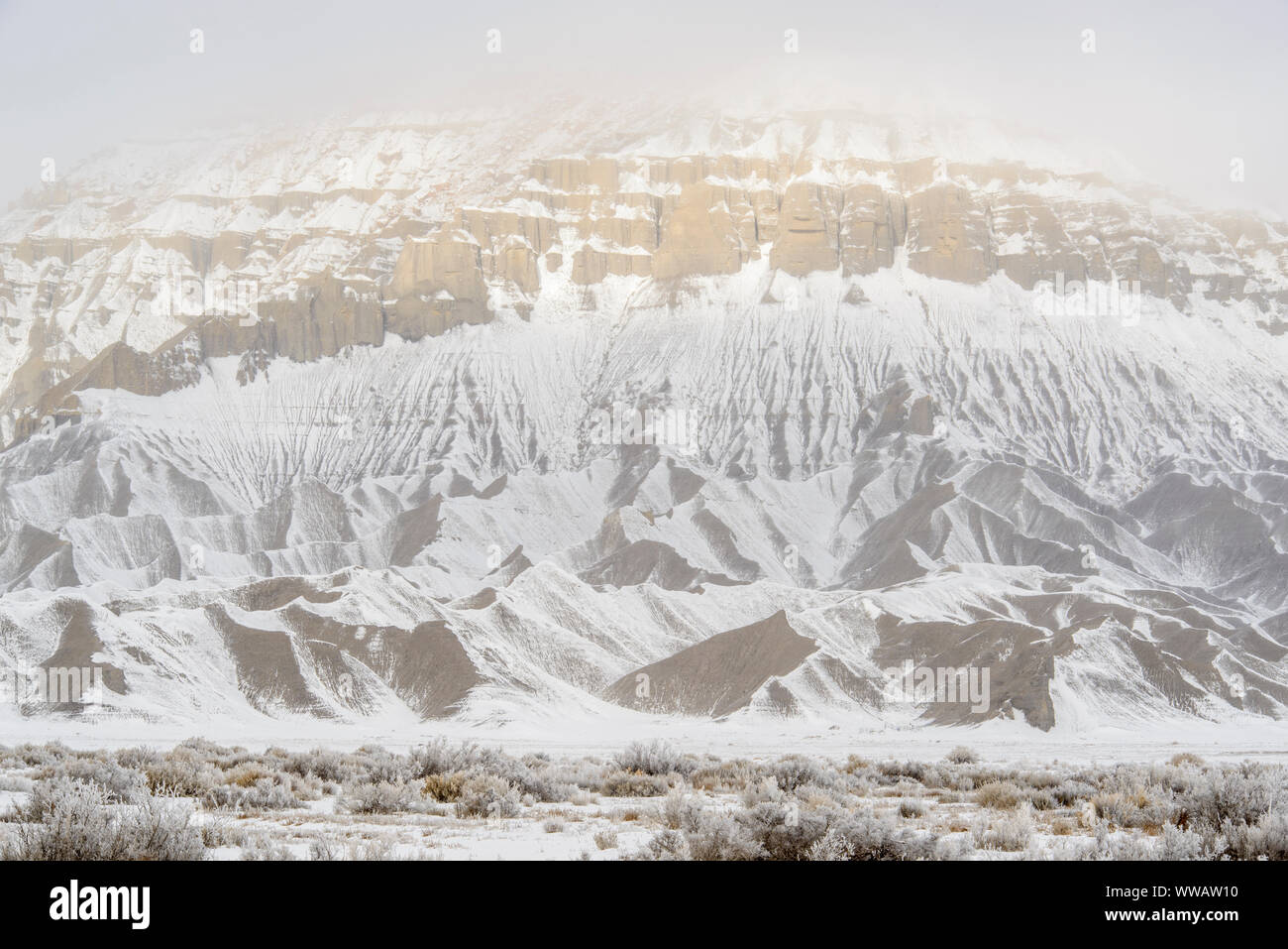 Neige fraîche sur buttes érodées, Caineville, Utah, USA Banque D'Images