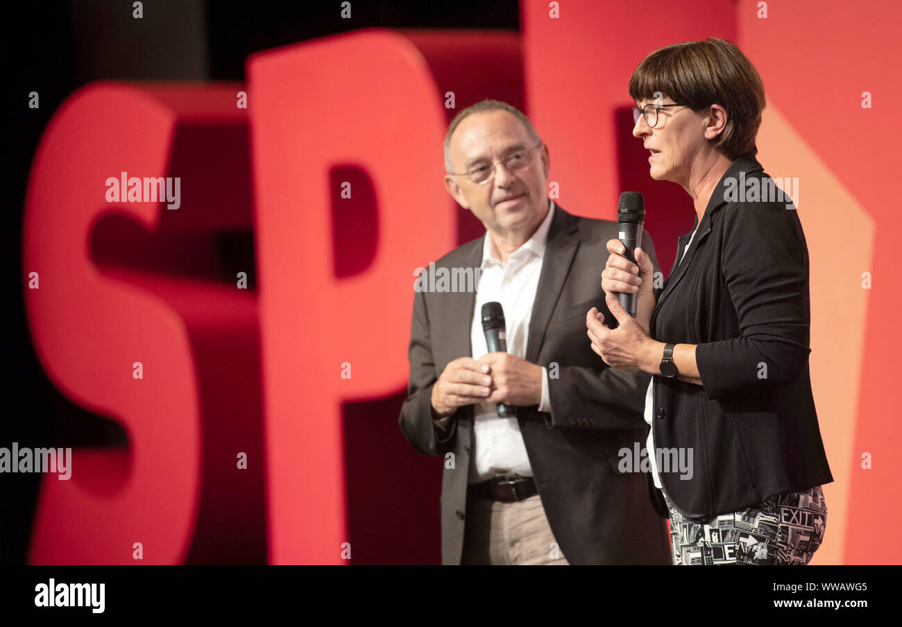 Filderstadt, Allemagne. 14Th Sep 2019. Saskia Esken et Norbert Walter-Borjans prendre part à la conférence régionale à SPD présente les candidats pour la présidence du SPD. Le nouveau DOCUP leadership seront déterminées dans un sondage auprès des membres en octobre 2019. Credit : Marijan Murat/dpa/Alamy Live News Banque D'Images