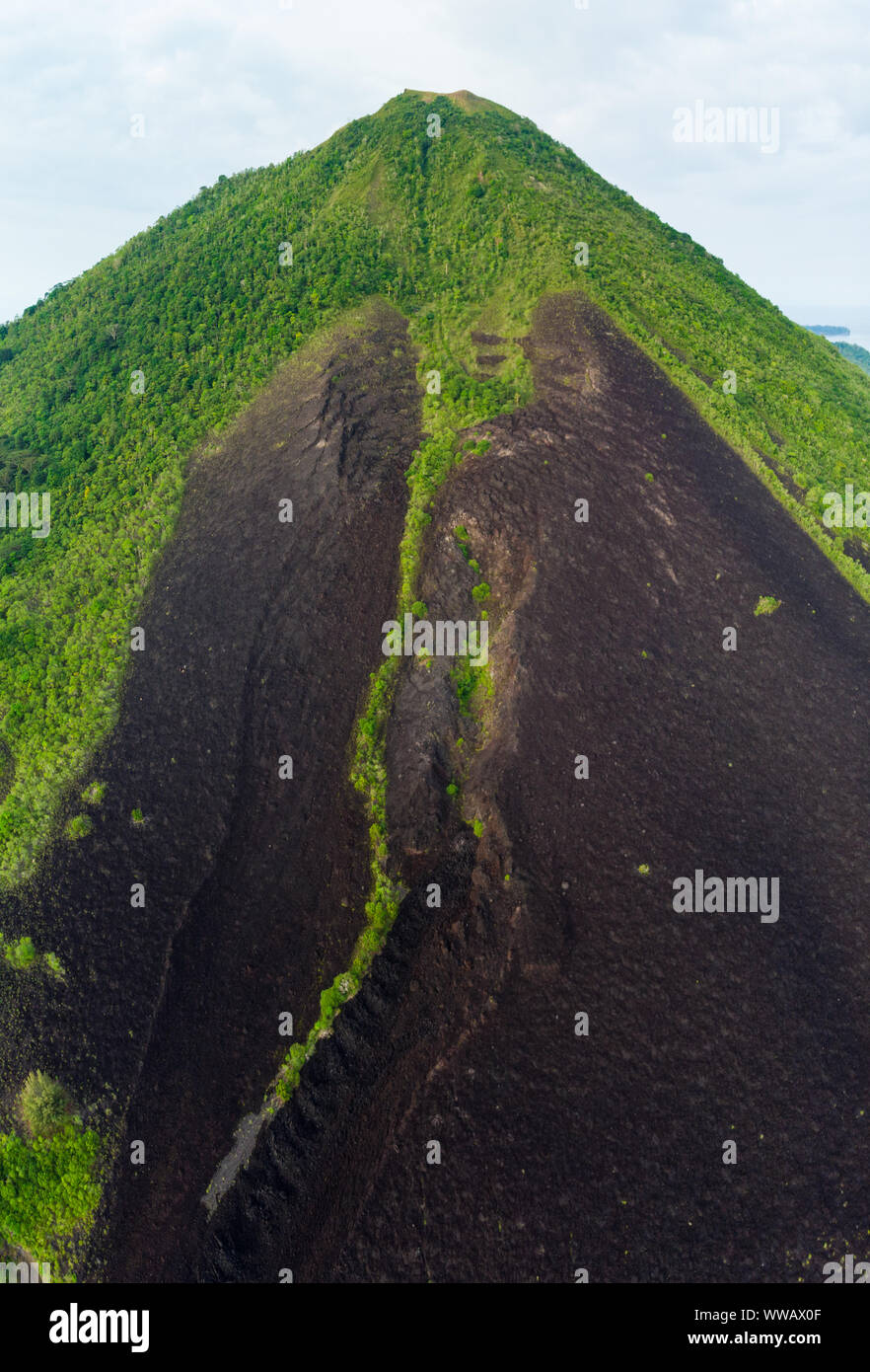 Vue aérienne de volcan actif dans l'archipel des Moluques en Indonésie Îles Banda. Gunung Api, coulées, destination touristique de voyage Indonésie. Banque D'Images