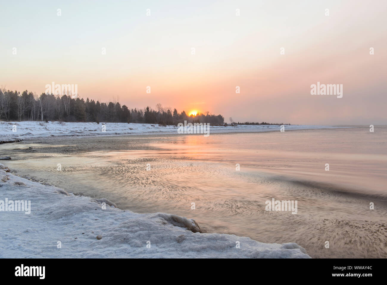 Rivage du lac Michigan avec bourrasque de neige d'hiver à l'aube, Manistique, Michigan, USA Banque D'Images