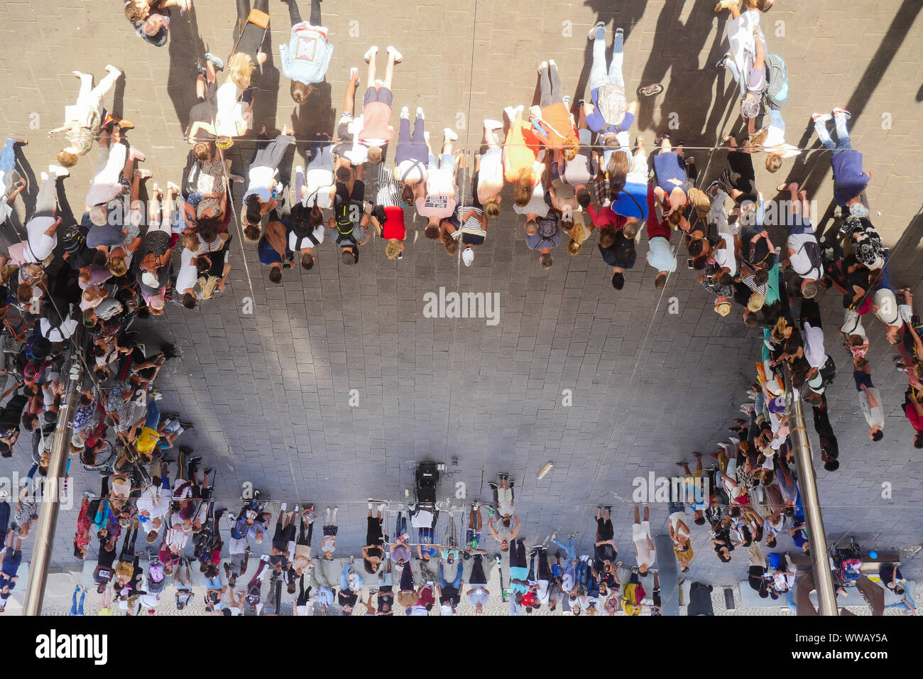 Les gens se reflétant dans le plafond de "L'Ombrière", une œuvre de Norman Foster, Le Vieux Port, Marseille, Bouches-du-Rhône, PACA, France Banque D'Images