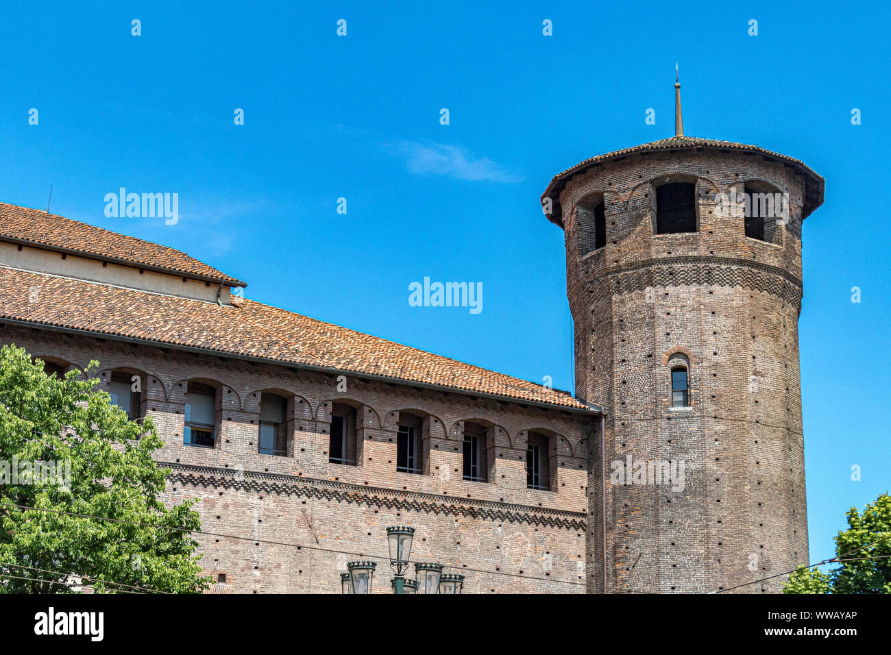 Une des tours en briques du château médiéval à l'arrière du Palazzo Madama un château en partie médiéval, en partie baroque construit au 13ème siècle, Turin Banque D'Images