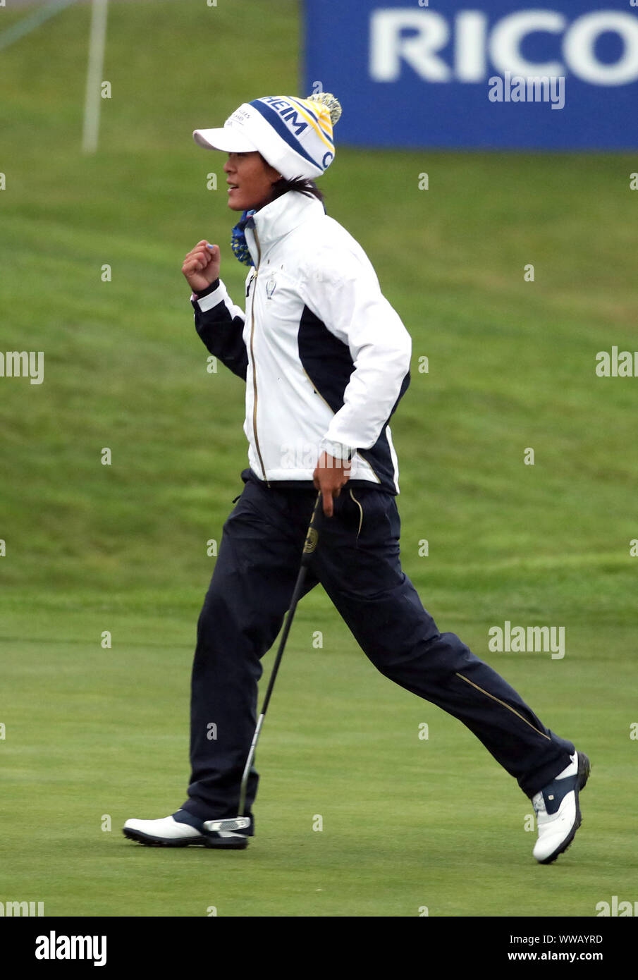 L'Europe de l'équipe Céline Boutier fête son putt sur le 16e pendant l'Fourball match de la deuxième journée de la Solheim Cup 2019 à Gleneagles Golf Club, à Auchterarder. Banque D'Images