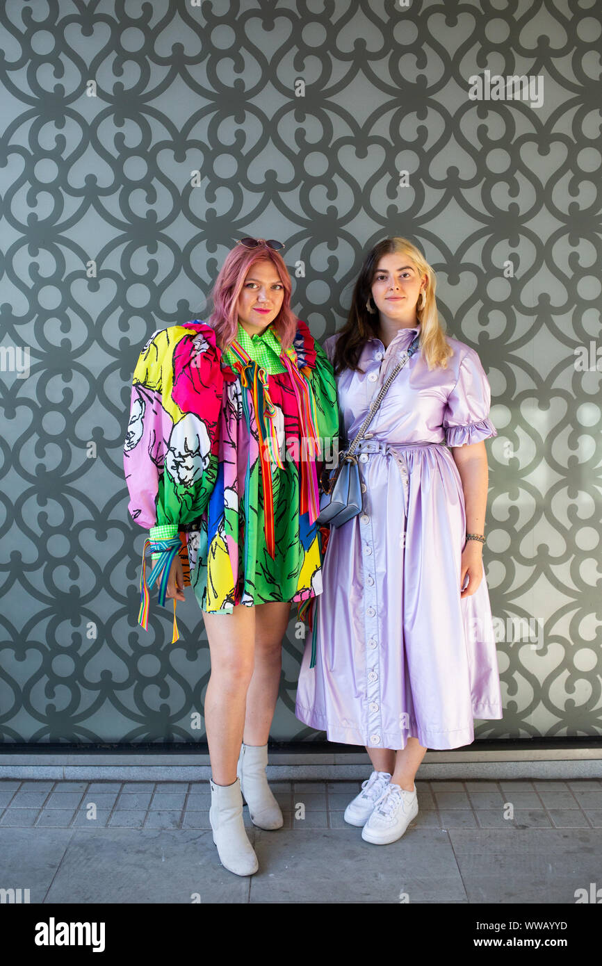 Lupe Baeyens (gauche) de la Belgique et Gaby Smith de Margate à la BFC montrent l'espace pendant le printemps/été 2020 Semaine de la mode à Londres. Banque D'Images