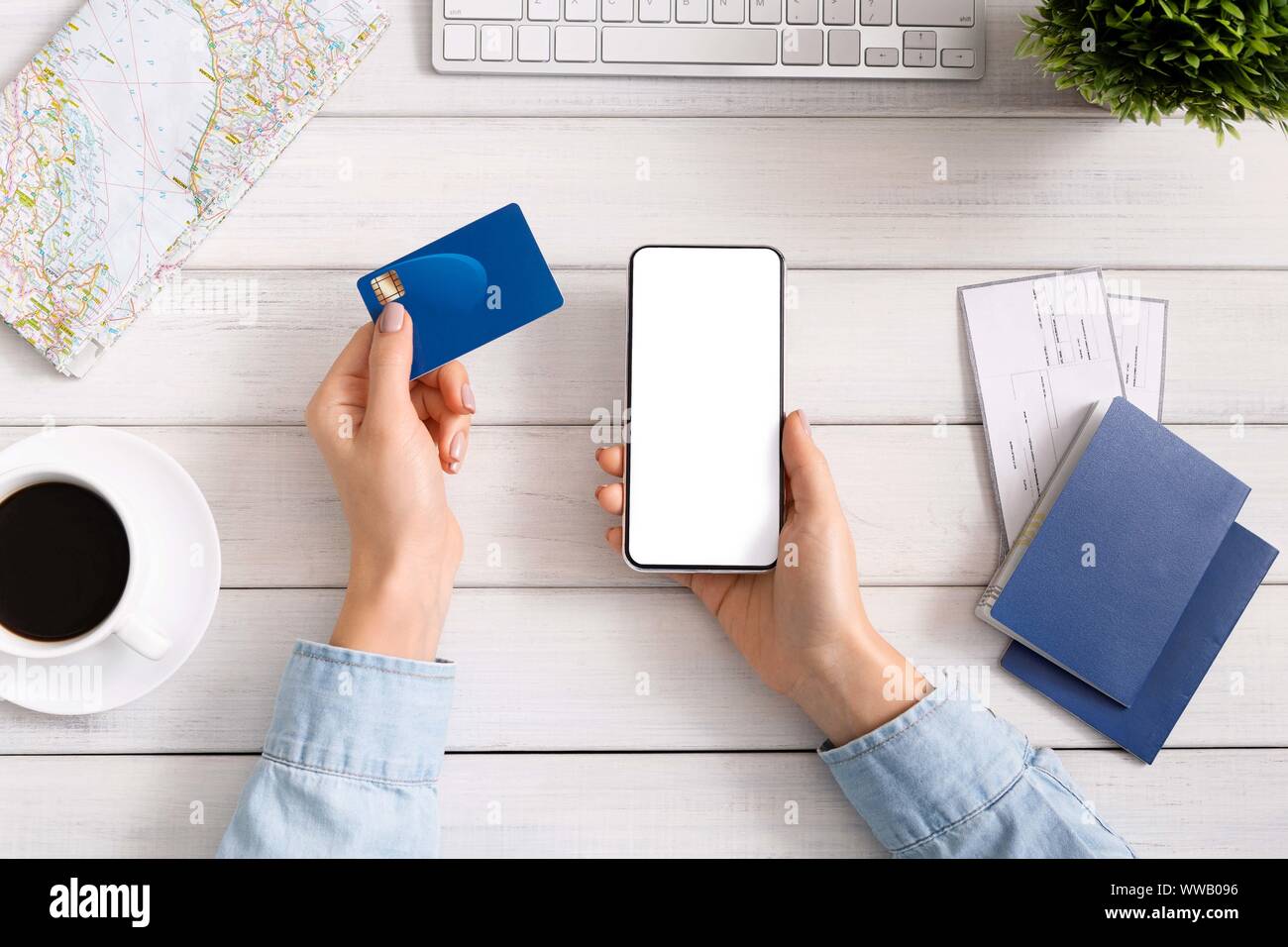 Woman using smartphone et une carte de crédit pour la réservation de l'hôtel. Banque D'Images