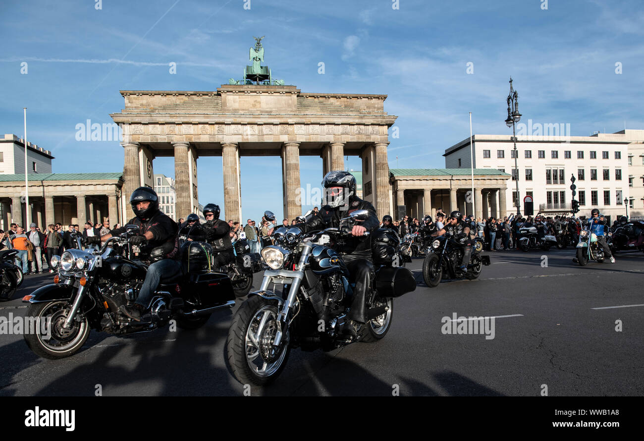 Berlin, Allemagne. 14Th Sep 2019. Les participants à la manifestation moto des Hells Angels passer devant la porte de Brandebourg. Des centaines de rockers de toute l'Allemagne a protesté avec une moto parade dans Berlin contre l'interdiction des insignes des Hells Angels. Crédit : Paul Zinken/dpa/Alamy Live News Banque D'Images