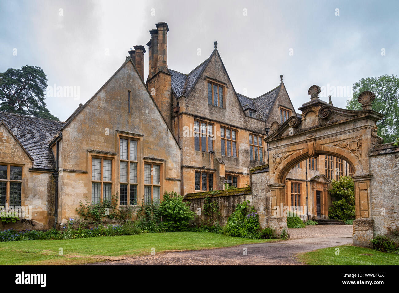 Manoir Stanway construit dans l'architecture d'époque de style jacobéen 1630 guiting en pierre jaune, dans le village de Cotswold, Cotswolds, Gloucestershire Stanway Banque D'Images