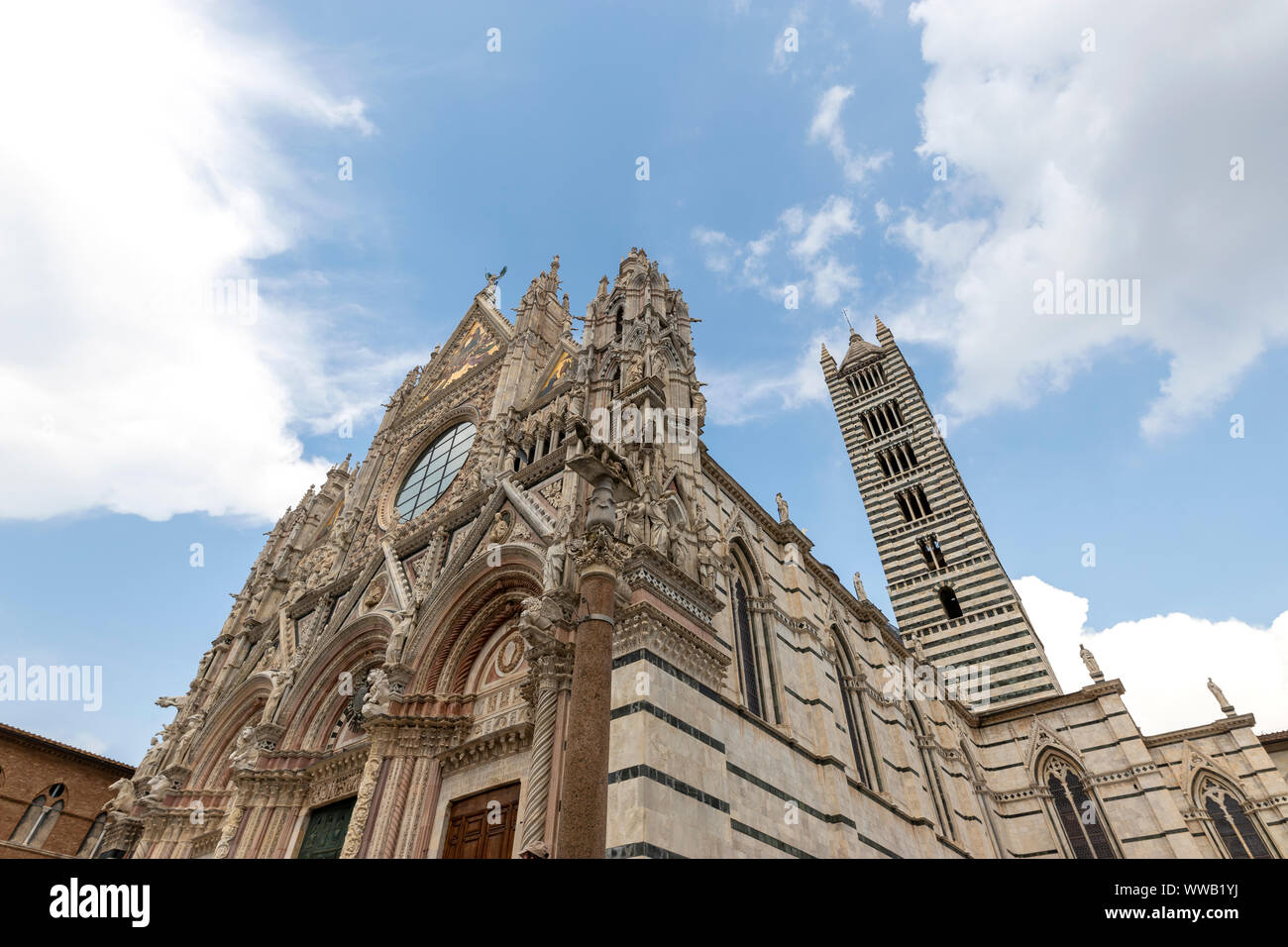Vue de la façade et clocher de la cathédrale de Santa Maria Assunta, Sienne - Italie Banque D'Images