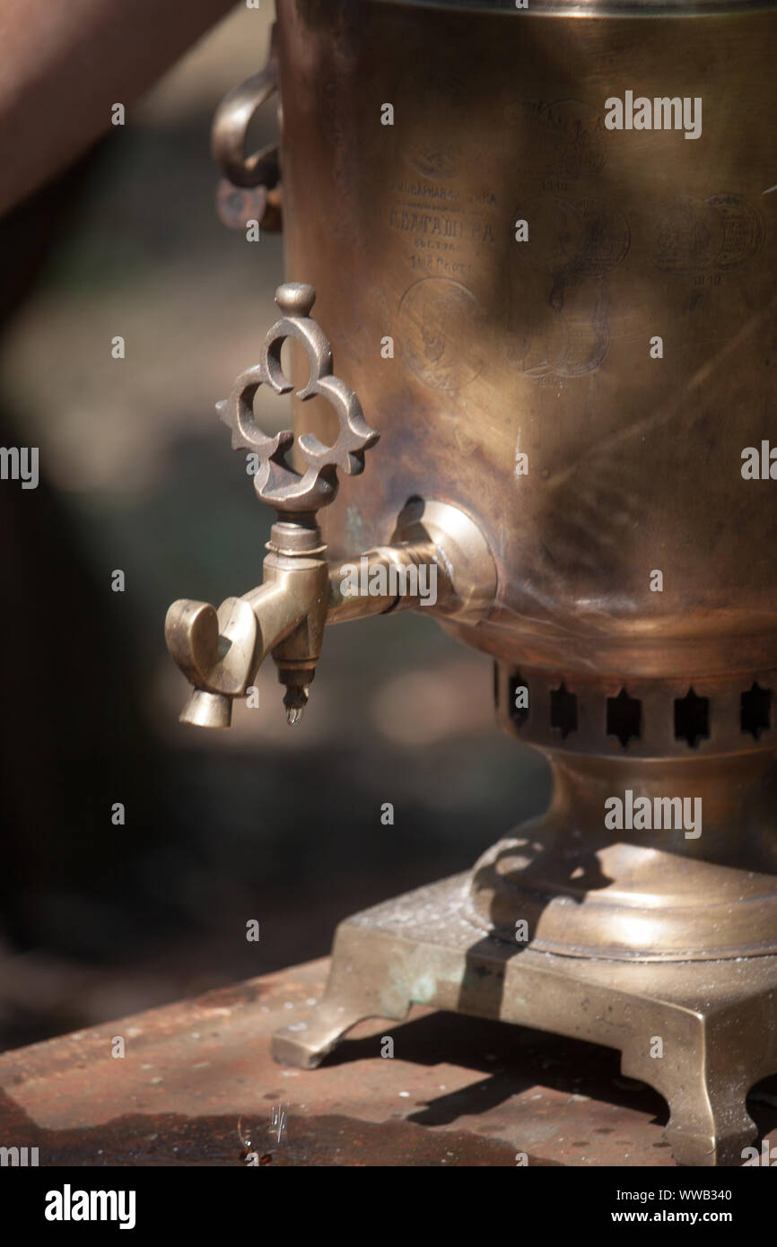 Détail d'un vieux samovar de bronze en plein air au bois, la préparation de l'eau pour l'infusion de thé, selective focus Banque D'Images