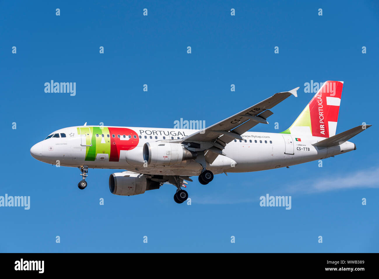 TAP Air Portugal Airbus A319 avion de ligne CS-TTB atterrissant à l'aéroport de Londres Heathrow à Hounslow, Londres, Royaume-Uni. Nommé Gago Coutinho Banque D'Images