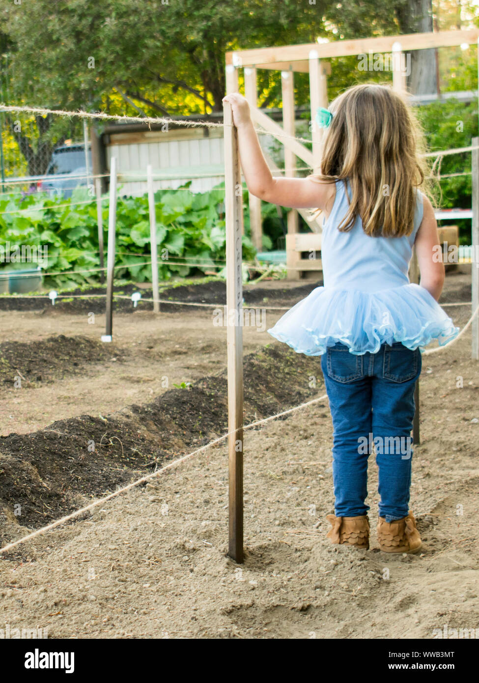 Little girl gardening Banque D'Images