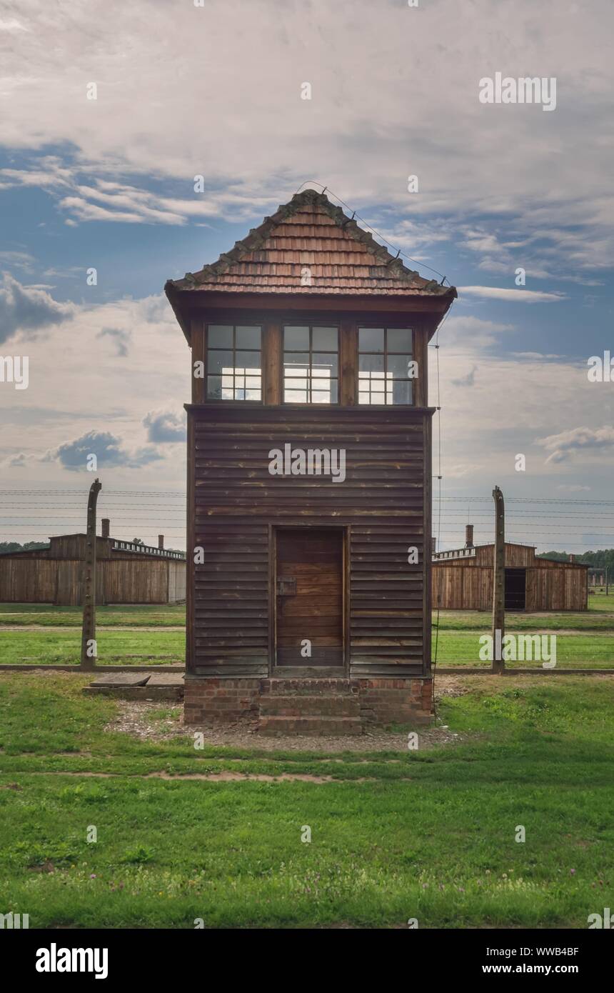 OSWIECIM, Pologne - 17 août 2019 : tour de garde dans le camp de concentration Auschwitz Birkenau à Oswiecim, Pologne. Banque D'Images