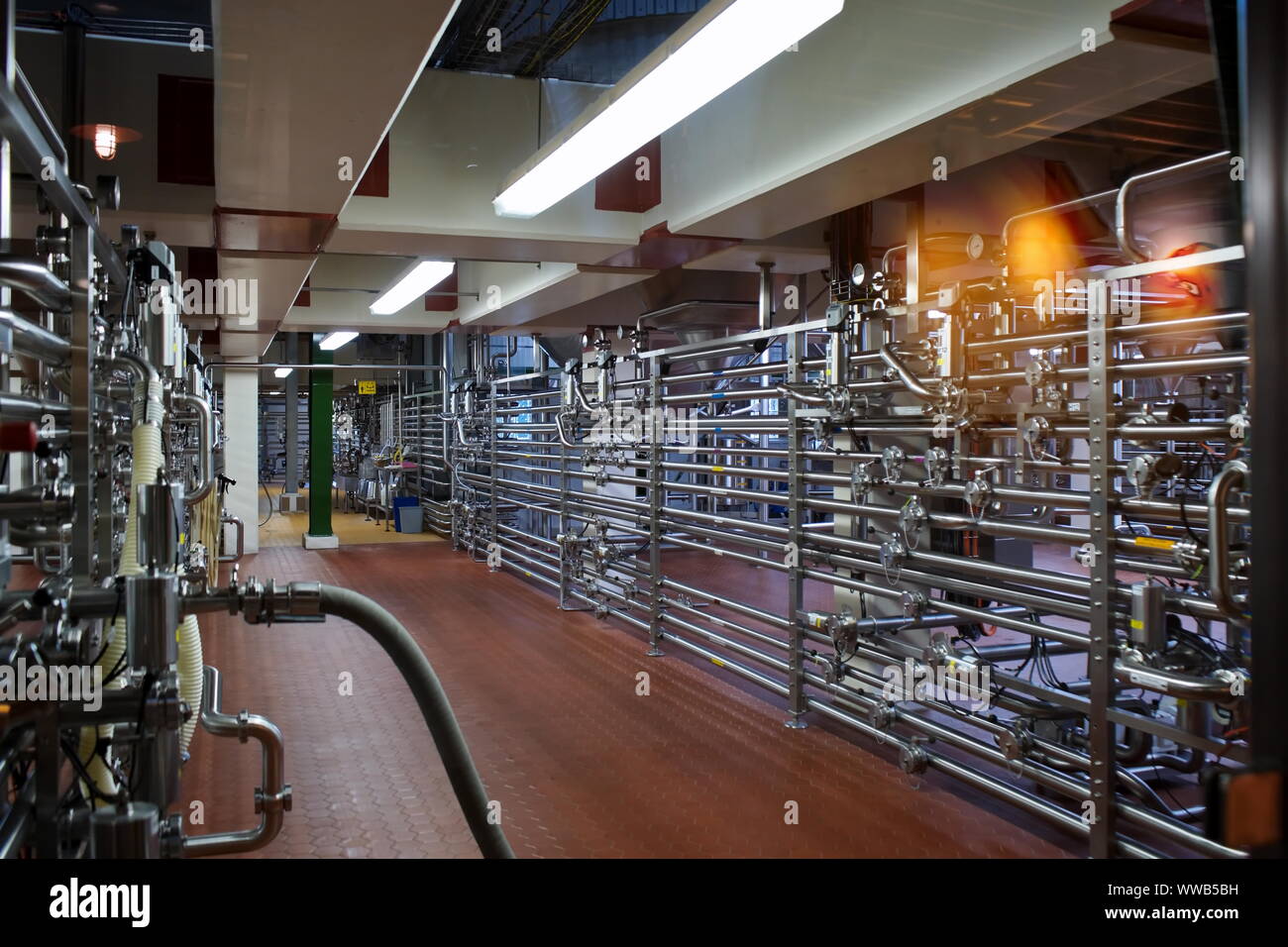 Glaris, WI USA. Jul 2018. L'intérieur de la New Glarus Brewing Co. à l'écoute des machines de transformation de la bière, de l'information, et une boutique de cadeaux. Banque D'Images
