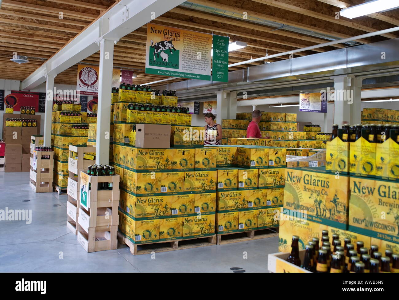 Glaris, WI USA. Jul 2018. Magasin avec cas et six jeux de bière brassée localement New Glarus ici dans le Wisconsin. Banque D'Images