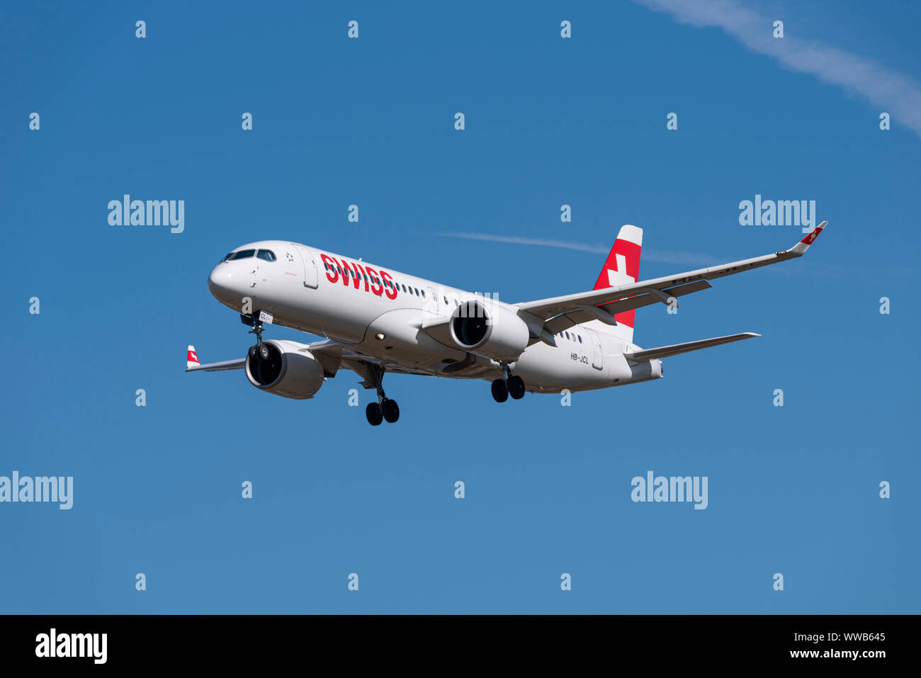 Avion de ligne suisse Airbus A220 à réaction atterrissant à l'aéroport de Londres Heathrow, Londres, Royaume-Uni. Auparavant connu sous le nom de Bombardier C Series Banque D'Images