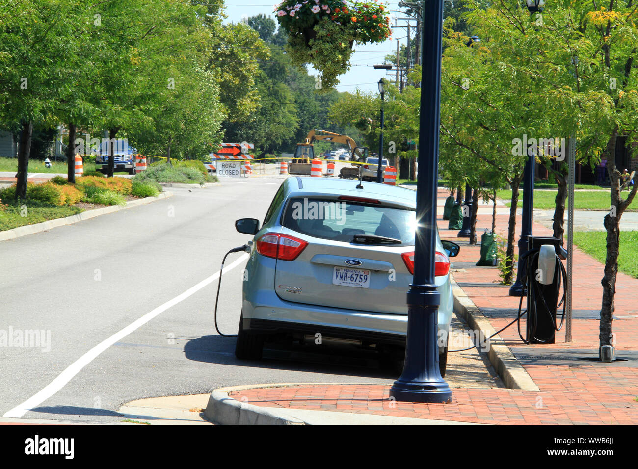 Une Ford C-Max Energi recharge véhicule électrique EV à une station en Virginie, USA Banque D'Images