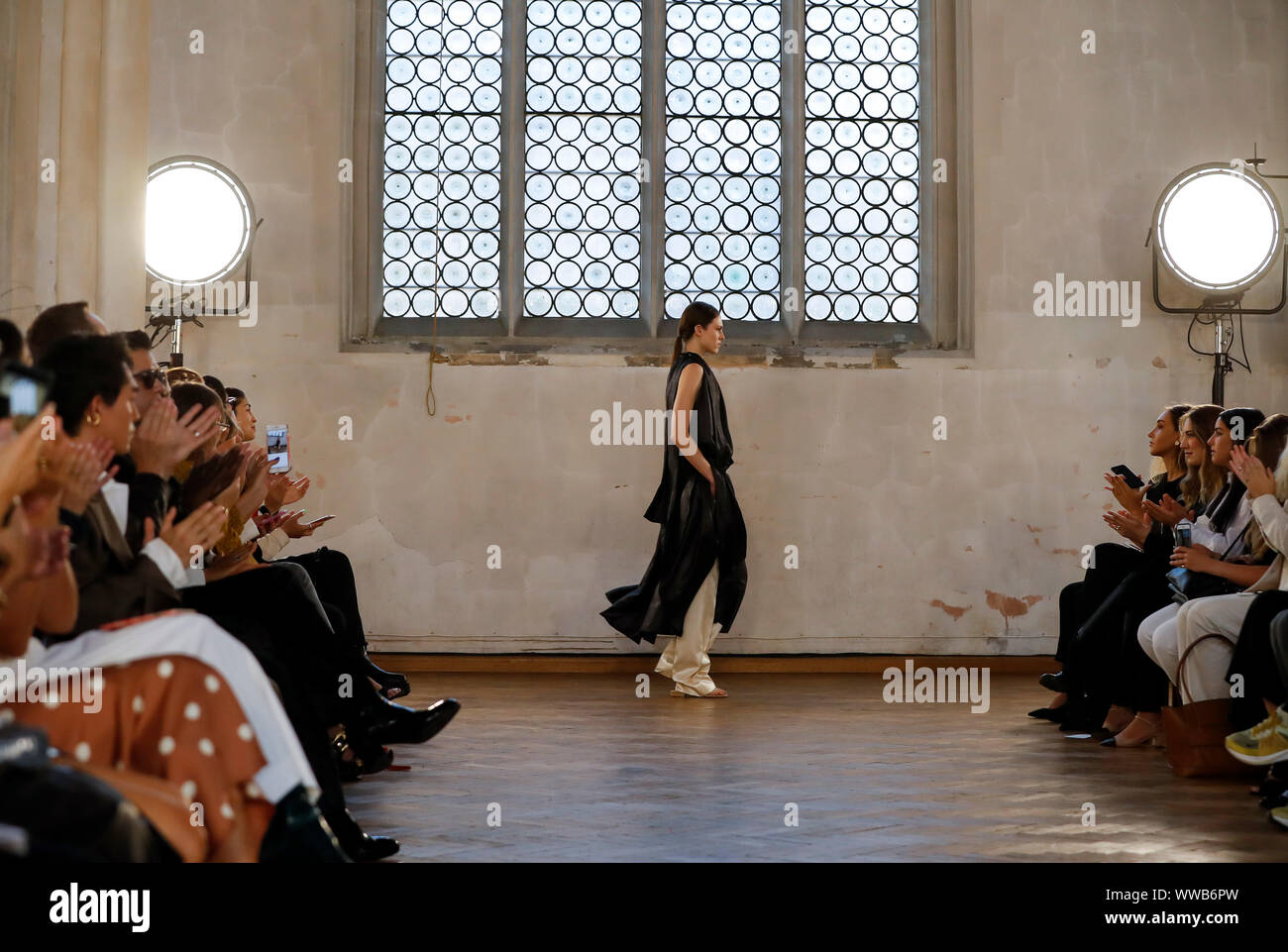 Londres, Royaume-Uni. 14Th Sep 2019. Un model à la Sharon Wauchob montrer lors de la London Fashion Week à Londres, Grande-Bretagne, le 14 septembre, 2019. Credit : Han Yan/Xinhua/Alamy Live News Banque D'Images