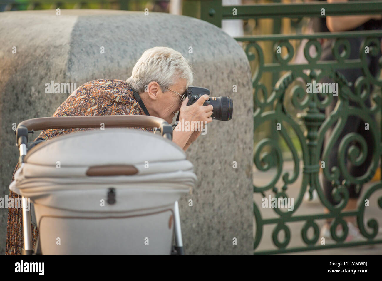 L'Ukraine. La ville de Kharkov. Le 10 septembre 2019. Femme pensionné prend des photos avec un appareil photo numérique. Banque D'Images