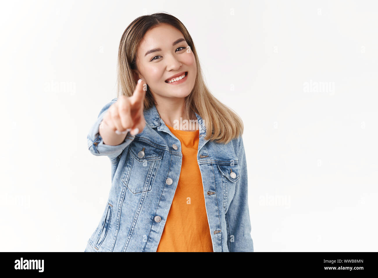 N'ont qu'à vous. Bien charismatique joyeuse fille blonde asiatique caméra pointant l'index d'extension de l'avant tout sourire candidat picking Banque D'Images