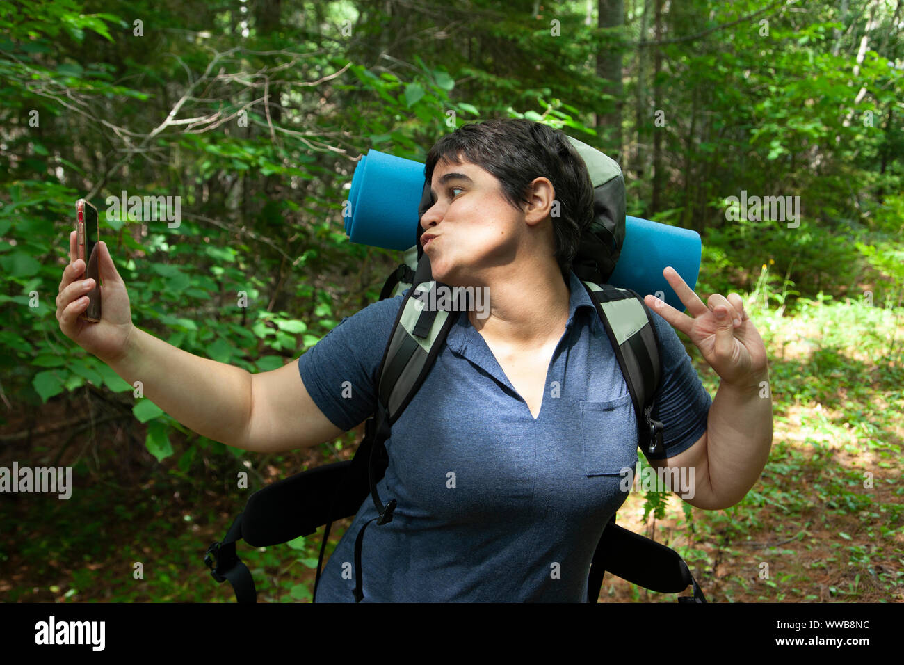 Personne posant pour une exploration de la nature tout en selfies Banque D'Images