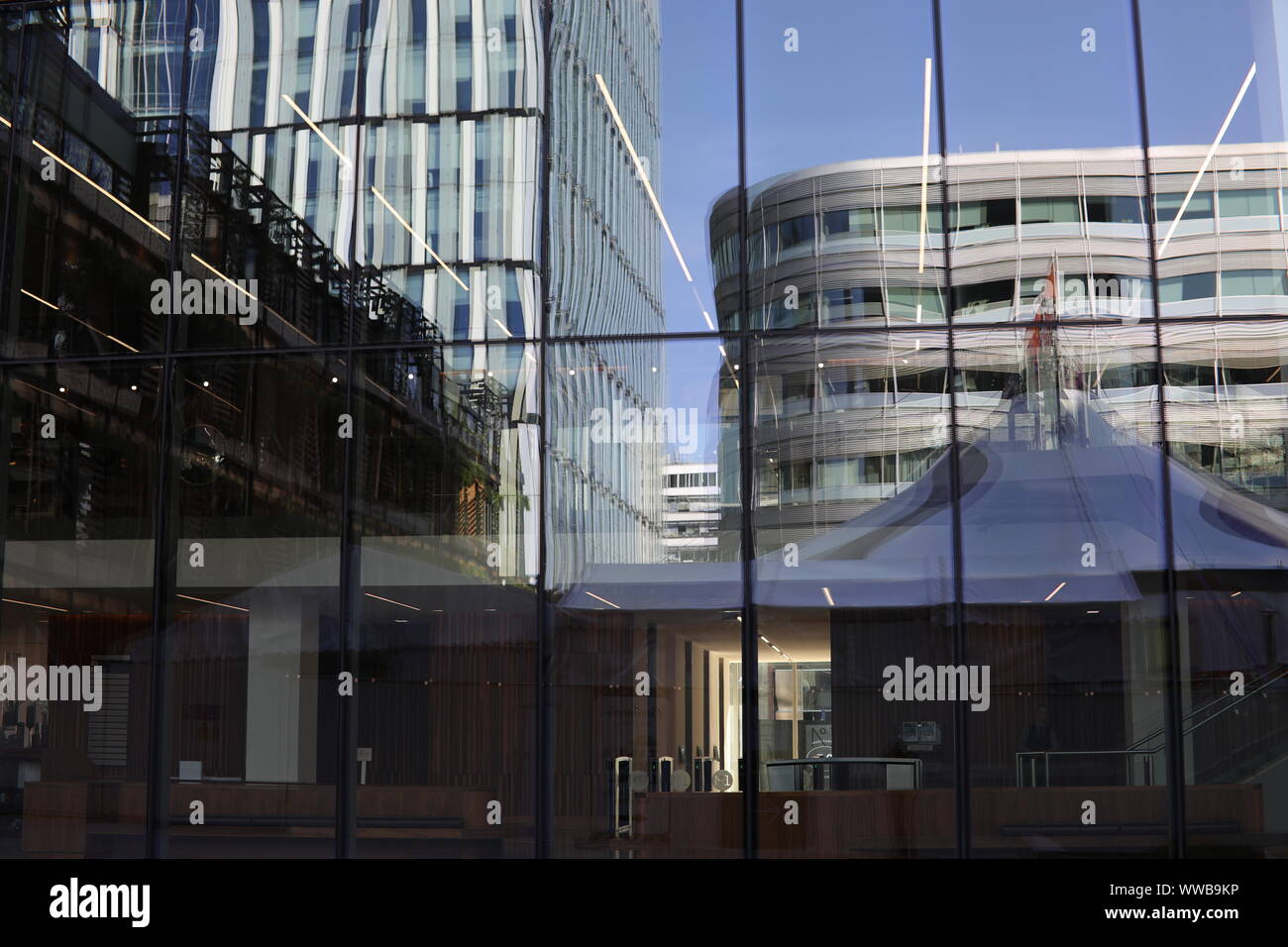 Manchester City - réflexions d'architecture Banque D'Images